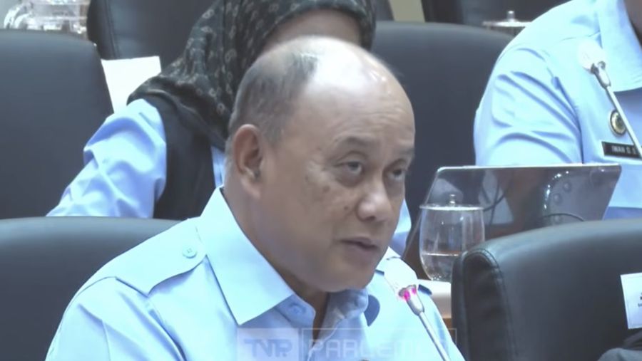 Kepala Badan Gizi Nasional Dadan Hindayana saat mengikuti Rapat Dengar Pendapat dengan Komisi IX DPR di ruang rapat Komisi IX DPR, Senayan, Jakarta, Rabu (12/11/2025). (Tangkapan Layar Youtube/DPR RI)