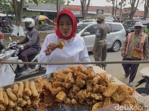 Aksi Wabup Mimik Jajan Gorengan di PKL Taman Pinang, Angkat Ekonomi UMKM