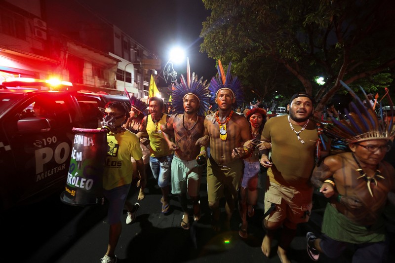 Masyarakat adat berjalan bersama saat berpartisipasi dalam demonstrasi di sela-sela Konferensi Perubahan Iklim PBB (COP30), di Belém, Brasil, 11 November 2025. (REUTERS/Anderson Coelho)