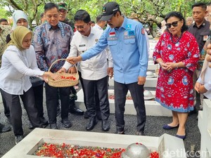Peringati Hari Pahlawan, Mensos Ziarah Makam Paman Prabowo-Mayor Daan Mogot