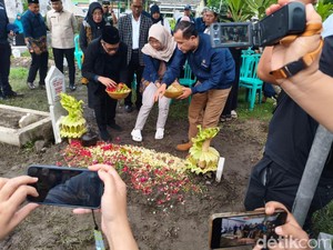 Menteri Transmigrasi Takziah ke Rumah Duka Patriot Muda ITS di Sidoarjo