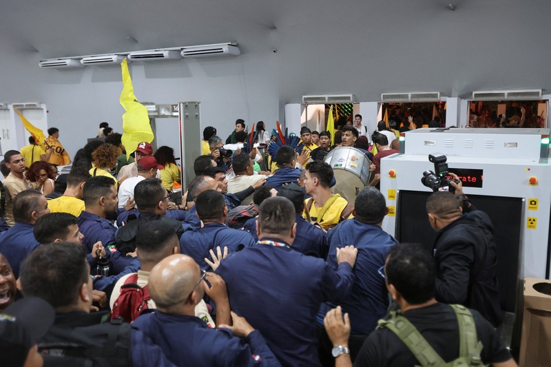 Masyarakat adat berjalan bersama saat berpartisipasi dalam demonstrasi di sela-sela Konferensi Perubahan Iklim PBB (COP30), di Belém, Brasil, 11 November 2025. (REUTERS/Anderson Coelho)