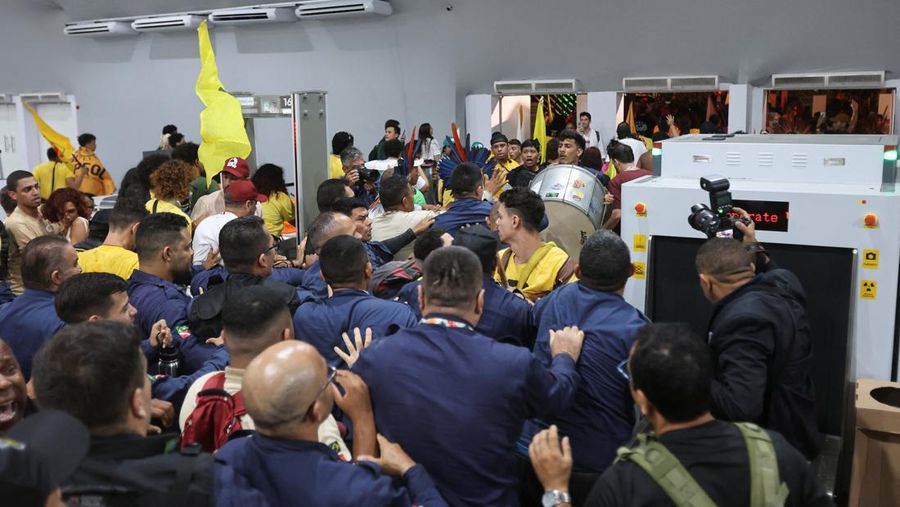 Masyarakat adat berjalan bersama saat berpartisipasi dalam demonstrasi di sela-sela Konferensi Perubahan Iklim PBB (COP30), di Belém, Brasil, 11 November 2025. (REUTERS/Anderson Coelho)