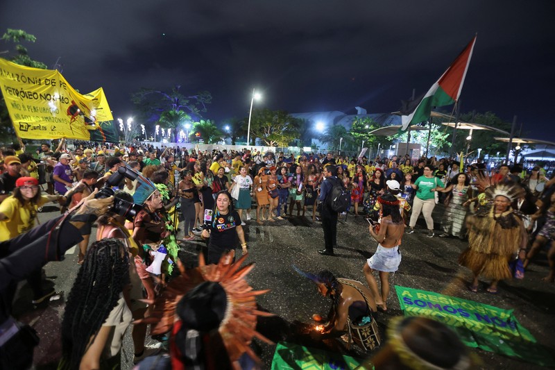 Masyarakat adat berjalan bersama saat berpartisipasi dalam demonstrasi di sela-sela Konferensi Perubahan Iklim PBB (COP30), di Belém, Brasil, 11 November 2025. (REUTERS/Anderson Coelho)