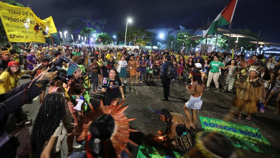 Masyarakat adat berjalan bersama saat berpartisipasi dalam demonstrasi di sela-sela Konferensi Perubahan Iklim PBB (COP30), di Belém, Brasil, 11 November 2025. (REUTERS/Anderson Coelho)