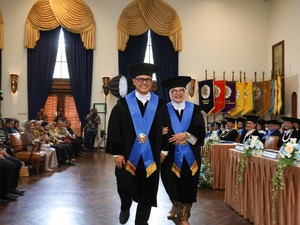Kompak! Pasutri Ini Dikukuhkan Bersama Jadi Guru Besar UGM