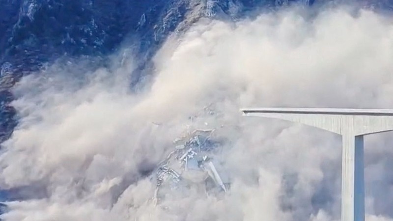 Pemandangan menunjukkan bagian jembatan di provinsi Sichuan, China runtuh ke Sungai Hongqi, di China, 11 November 2025, dalam gambar yang diperoleh dari video media sosial. (Social media/via REUTERS)