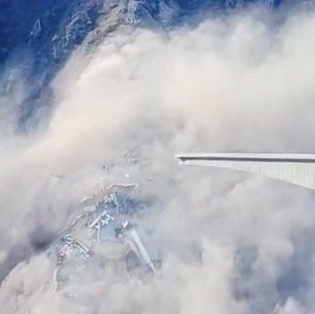 Detik-Detik Jembatan Raksasa Baru Resmi Runtuh ke Sungai di China