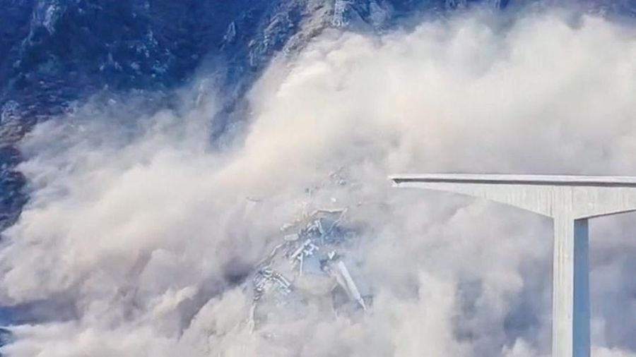 Pemandangan menunjukkan bagian jembatan di provinsi Sichuan, China runtuh ke Sungai Hongqi, di China, 11 November 2025, dalam gambar yang diperoleh dari video media sosial. (Social media/via REUTERS)