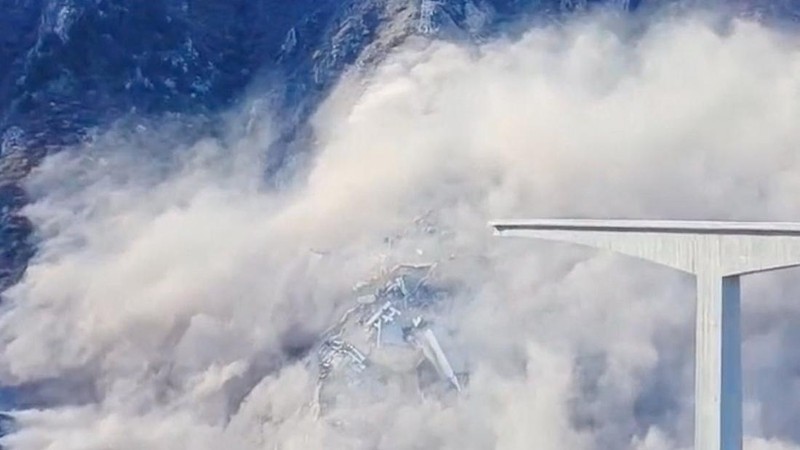 Pemandangan menunjukkan bagian jembatan di provinsi Sichuan, China runtuh ke Sungai Hongqi, di China, 11 November 2025, dalam gambar yang diperoleh dari video media sosial. (Social media/via REUTERS)