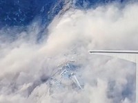 Detik-Detik Jembatan Raksasa Baru Resmi Runtuh ke Sungai di China