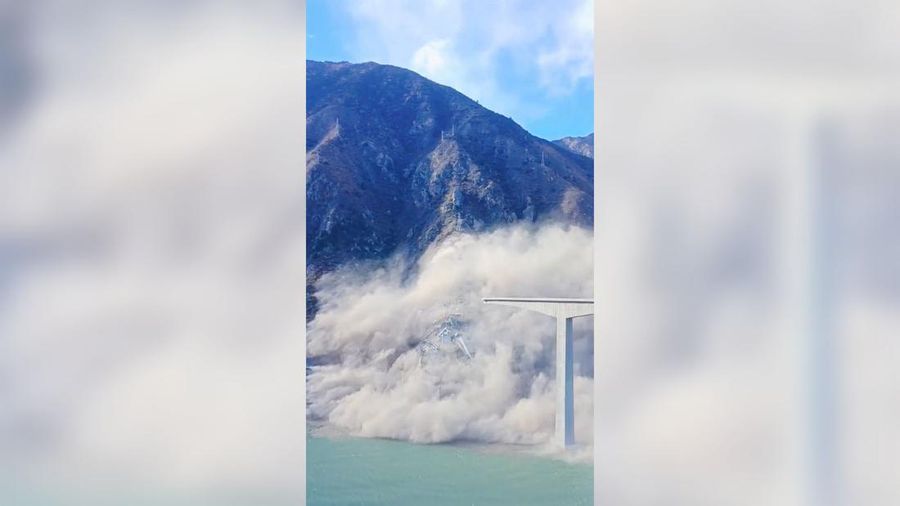 Pemandangan menunjukkan bagian jembatan di provinsi Sichuan, China runtuh ke Sungai Hongqi, di China, 11 November 2025, dalam gambar yang diperoleh dari video media sosial. (Social media/via REUTERS)