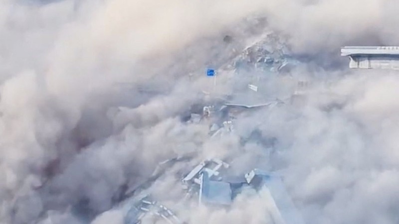 Pemandangan menunjukkan bagian jembatan di provinsi Sichuan, China runtuh ke Sungai Hongqi, di China, 11 November 2025, dalam gambar yang diperoleh dari video media sosial. (Social media/via REUTERS)