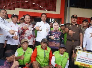 Bantuan 100 Becak Listrik Diberikan ke Tukang Becak di Atas 60 Tahun
