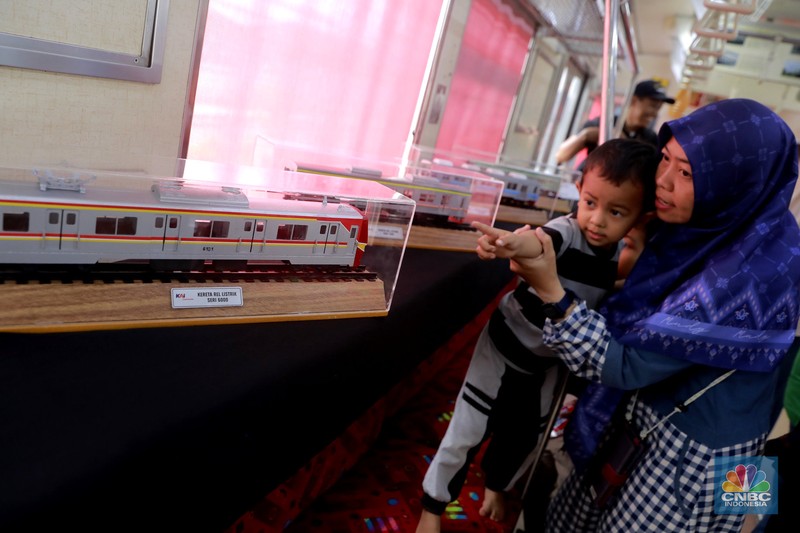 Pengunjung mengamati miniatur kereta yang dipajang di Mini Museum Stasiun Jakarta Kota, Rabu (12/11/2025). (CNBC Indonesia/Muhammad Sabki)