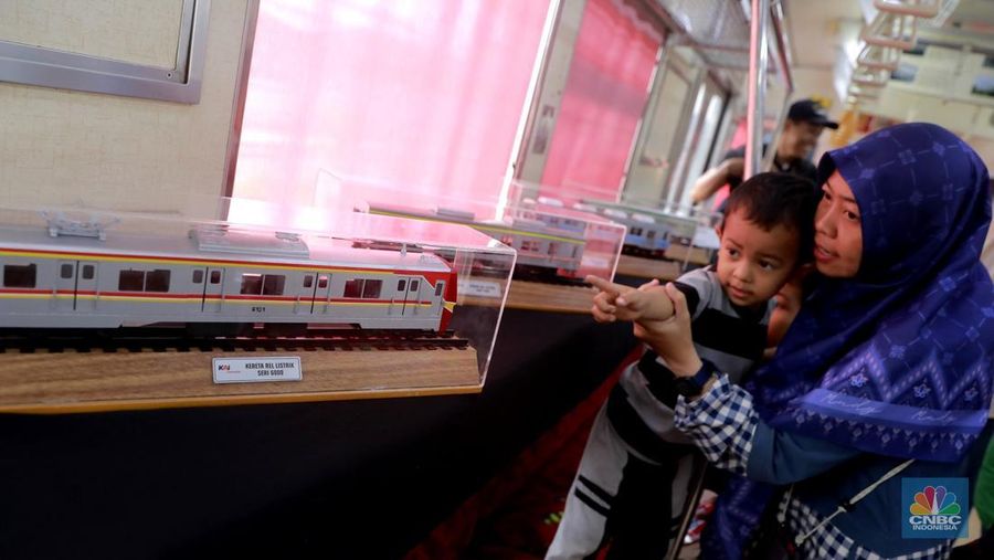 Pengunjung mengamati miniatur kereta yang dipajang di Mini Museum Stasiun Jakarta Kota, Rabu (12/11/2025). (CNBC Indonesia/Muhammad Sabki)