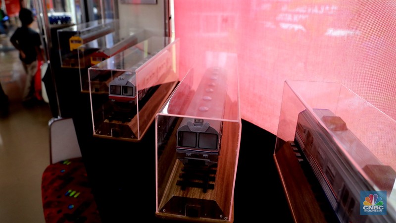 Pengunjung mengamati miniatur kereta yang dipajang di Mini Museum Stasiun Jakarta Kota, Rabu (12/11/2025). (CNBC Indonesia/Muhammad Sabki)