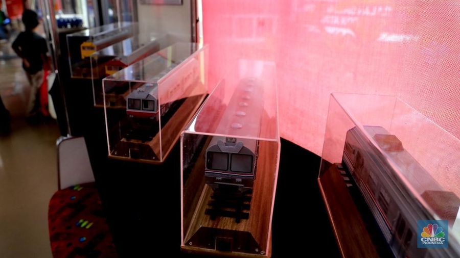 Pengunjung mengamati miniatur kereta yang dipajang di Mini Museum Stasiun Jakarta Kota, Rabu (12/11/2025). (CNBC Indonesia/Muhammad Sabki)