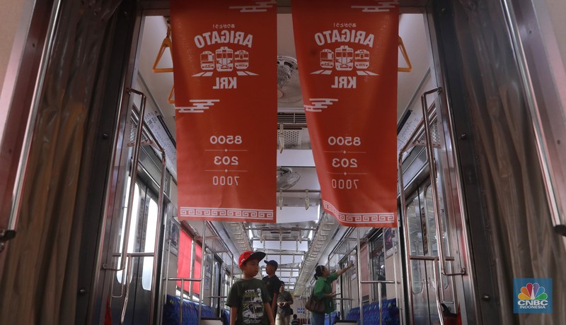 Pengunjung mengamati miniatur kereta yang dipajang di Mini Museum Stasiun Jakarta Kota, Rabu (12/11/2025). (CNBC Indonesia/Muhammad Sabki)