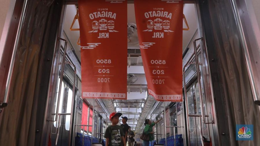 Pengunjung mengamati miniatur kereta yang dipajang di Mini Museum Stasiun Jakarta Kota, Rabu (12/11/2025). (CNBC Indonesia/Muhammad Sabki)