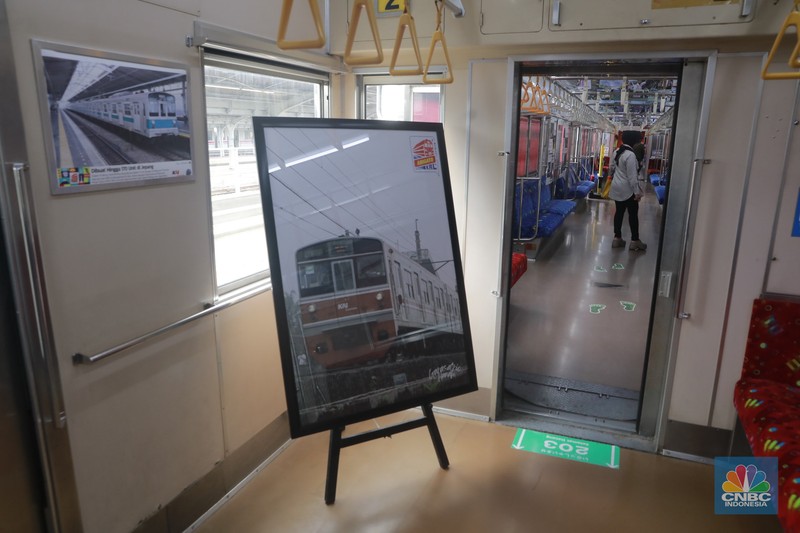 Pengunjung mengamati miniatur kereta yang dipajang di Mini Museum Stasiun Jakarta Kota, Rabu (12/11/2025). (CNBC Indonesia/Muhammad Sabki)