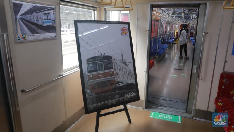 Pengunjung mengamati miniatur kereta yang dipajang di Mini Museum Stasiun Jakarta Kota, Rabu (12/11/2025). (CNBC Indonesia/Muhammad Sabki)