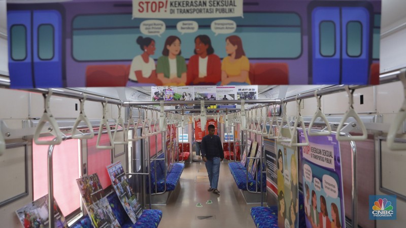 Pengunjung mengamati miniatur kereta yang dipajang di Mini Museum Stasiun Jakarta Kota, Rabu (12/11/2025). (CNBC Indonesia/Muhammad Sabki)
