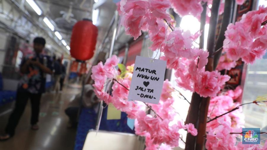 Pengunjung mengamati miniatur kereta yang dipajang di Mini Museum Stasiun Jakarta Kota, Rabu (12/11/2025). (CNBC Indonesia/Muhammad Sabki)