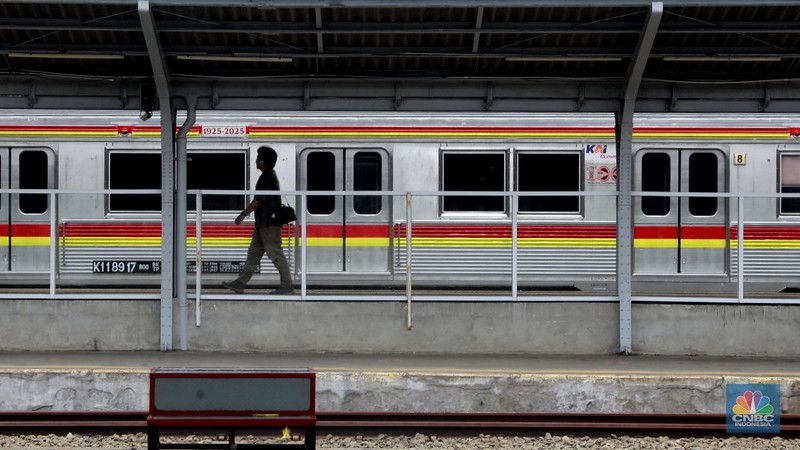 Pengunjung mengamati miniatur kereta yang dipajang di Mini Museum Stasiun Jakarta Kota, Rabu (12/11/2025). (CNBC Indonesia/Muhammad Sabki)