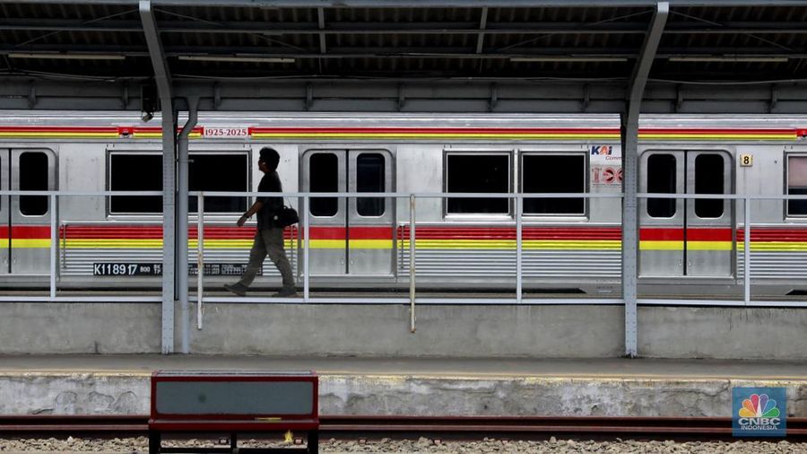 Pengunjung mengamati miniatur kereta yang dipajang di Mini Museum Stasiun Jakarta Kota, Rabu (12/11/2025). (CNBC Indonesia/Muhammad Sabki)