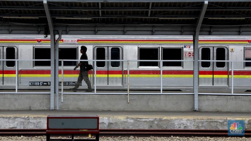 Pengunjung mengamati miniatur kereta yang dipajang di Mini Museum Stasiun Jakarta Kota, Rabu (12/11/2025). (CNBC Indonesia/Muhammad Sabki)