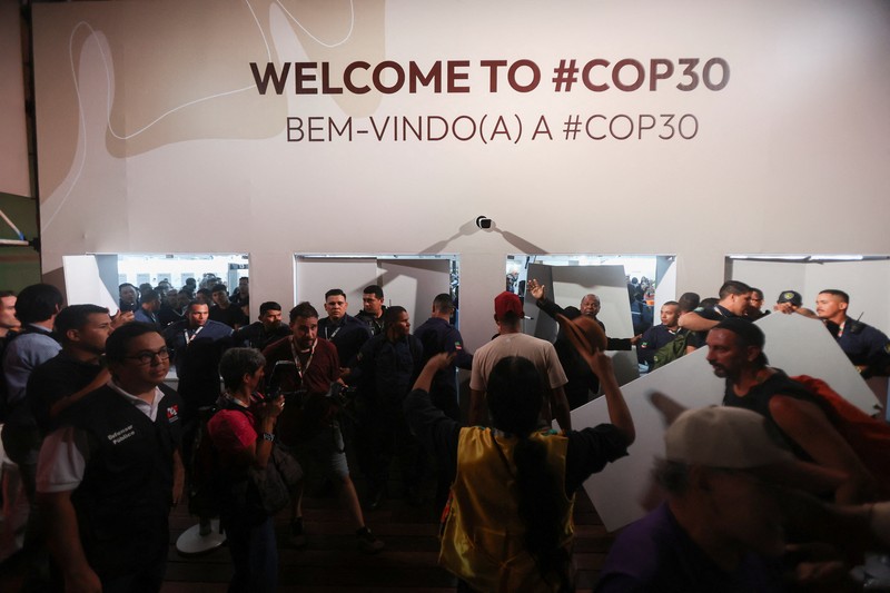 Masyarakat adat berjalan bersama saat berpartisipasi dalam demonstrasi di sela-sela Konferensi Perubahan Iklim PBB (COP30), di Belém, Brasil, 11 November 2025. (REUTERS/Anderson Coelho)