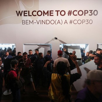 Masyarakat Adat Paksa Masuk KTT COP30, Bentrok Pecah dengan Polisi