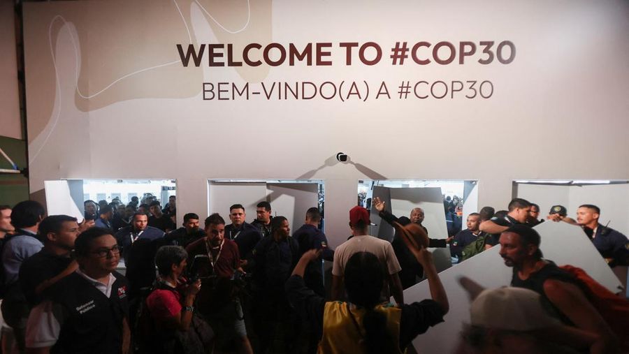 Masyarakat adat berjalan bersama saat berpartisipasi dalam demonstrasi di sela-sela Konferensi Perubahan Iklim PBB (COP30), di Belém, Brasil, 11 November 2025. (REUTERS/Anderson Coelho)