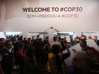 Masyarakat Adat Paksa Masuk KTT COP30, Bentrok Pecah dengan Polisi