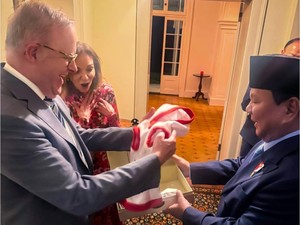 Prabowo Beri Kado Baju dan Tali untuk Toto Anjing Peliharaan PM Australia