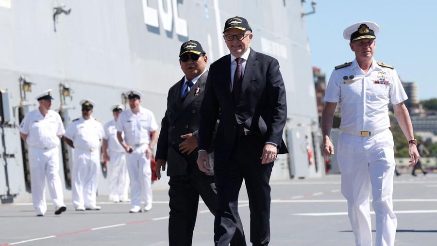 Presiden Prabowo Subianto mengunjungi Pangkalan Armada HMAS Kuttabul di Sydney, Australia, Rabu (12/11/2025). (REUTERS/Hollie Adams)