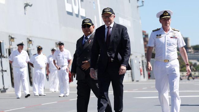 Momen Mesra Prabowo dan Albanese Tinjau Kapal Perang Raksasa Australia