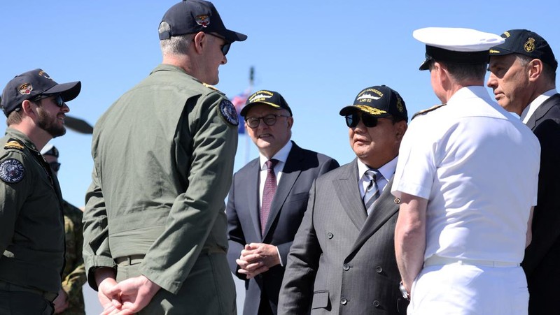 Presiden Prabowo Subianto mengunjungi Pangkalan Armada HMAS Kuttabul di Sydney, Australia, Rabu (12/11/2025). (REUTERS/Hollie Adams)
