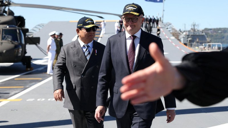 Presiden Prabowo Subianto mengunjungi Pangkalan Armada HMAS Kuttabul di Sydney, Australia, Rabu (12/11/2025). (REUTERS/Hollie Adams)