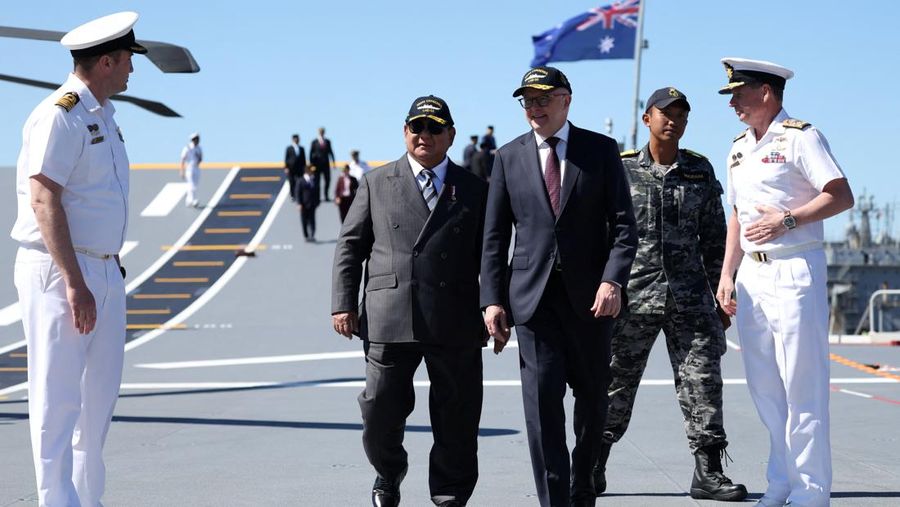 Presiden Prabowo Subianto mengunjungi Pangkalan Armada HMAS Kuttabul di Sydney, Australia, Rabu (12/11/2025). (REUTERS/Hollie Adams)