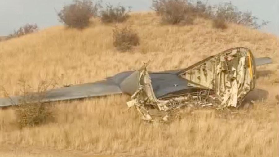 Puing-puing berserakan di lokasi jatuhnya pesawat kargo militer C-130 Turki di dekat perbatasan Azerbaijan, di kotamadya Sighnaghi, Georgia, 11 November 2025, dalam gambar diam yang diambil dari video. (1TV.Georgia/Handout via REUTERS)