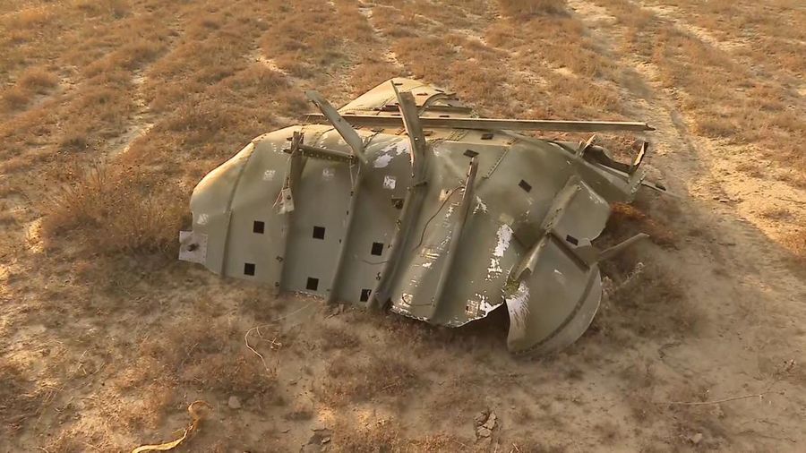 Puing-puing berserakan di lokasi jatuhnya pesawat kargo militer C-130 Turki di dekat perbatasan Azerbaijan, di kotamadya Sighnaghi, Georgia, 11 November 2025, dalam gambar diam yang diambil dari video. (1TV.Georgia/Handout via REUTERS)