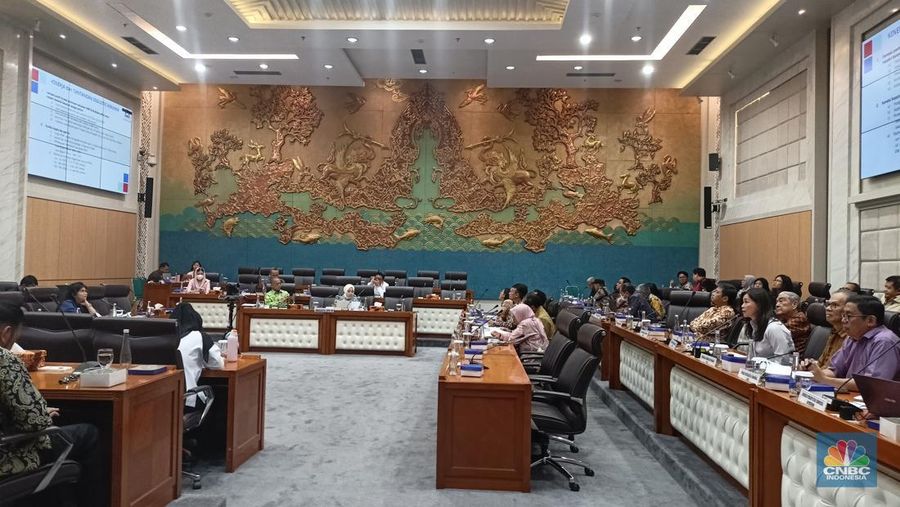 Rapat Dengar Pendapat Komisi VII dengan Kemenperin dan asosiasi pengusaha di kompleks parlemen, Jakarta, Rabu (12/11/2025). (CNBC Indonesia/Ferry Sandi)
