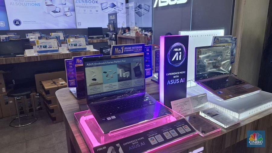 Sejumlah laptop dipasarkan di beberapa kios yang berada dalam Harco Mangga Dua, Jakarta Utara, Selasa (11/11/2025). (CNBC Indonesia/Chandra Dwi Pranata)