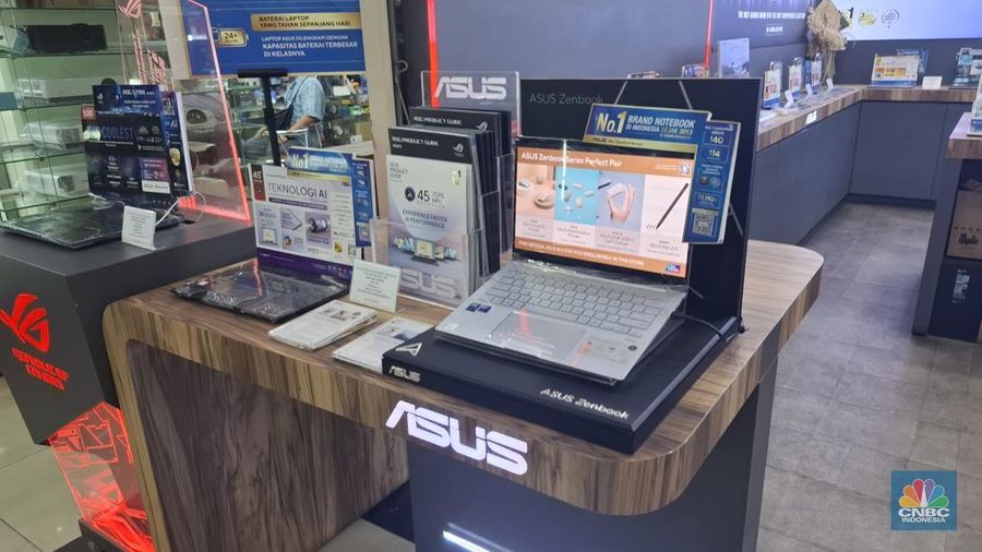 Sejumlah laptop dipasarkan di beberapa kios yang berada dalam Harco Mangga Dua, Jakarta Utara, Selasa (11/11/2025). (CNBC Indonesia/Chandra Dwi Pranata)