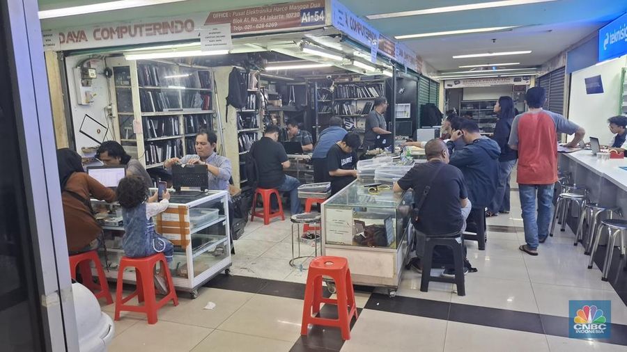Sejumlah pengunjung mereparasi laptop pribadinya di sebuah toko yang berada dalam Harco Mangga Dua, Jakarta Utara, Selasa (11/11/2025). (CNBC Indonesia/Chandra Dwi Pranata)