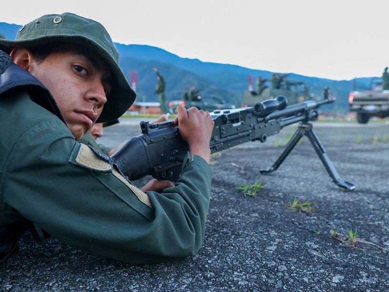 Anggota Milisi dan Angkatan Bersenjata Bolivarian berpartisipasi dalam pengerahan pasukan pertahanan 