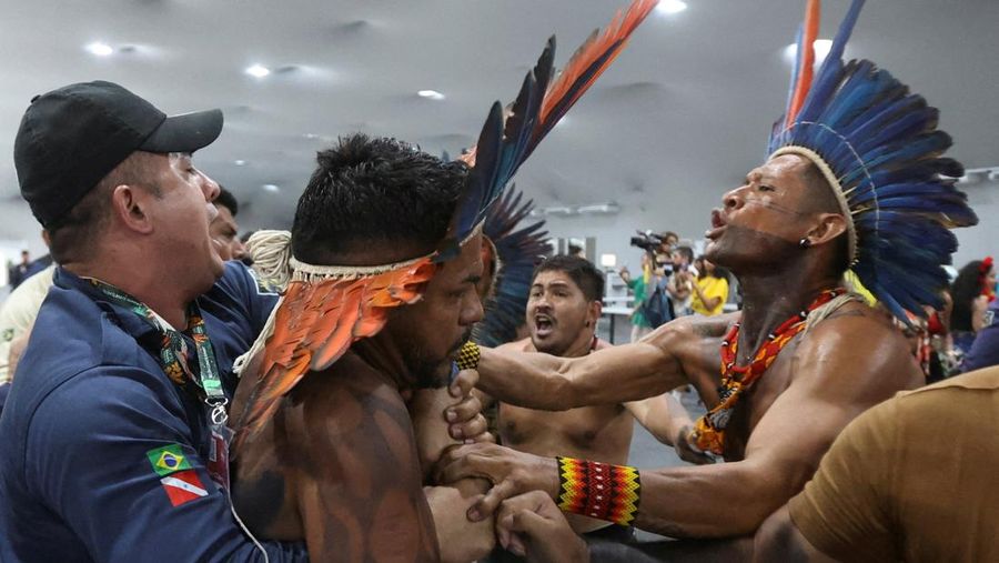 Masyarakat adat berjalan bersama saat berpartisipasi dalam demonstrasi di sela-sela Konferensi Perubahan Iklim PBB (COP30), di Belém, Brasil, 11 November 2025. (REUTERS/Anderson Coelho)