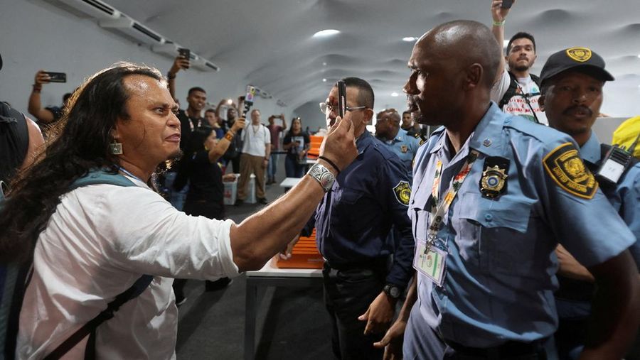 Masyarakat adat berjalan bersama saat berpartisipasi dalam demonstrasi di sela-sela Konferensi Perubahan Iklim PBB (COP30), di Belém, Brasil, 11 November 2025. (REUTERS/Anderson Coelho)